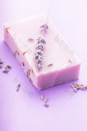 紫色的<strong>薰衣草</strong>香皂