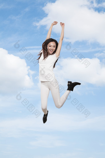 空中跳跃的年轻美女