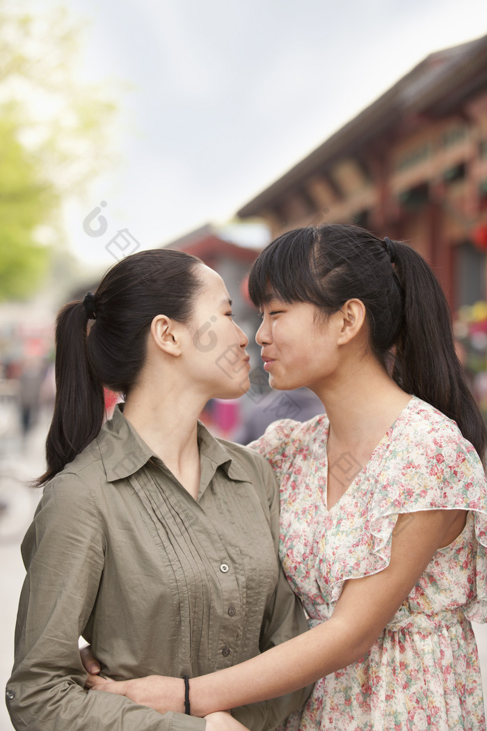 亲吻的两个女人摄影图