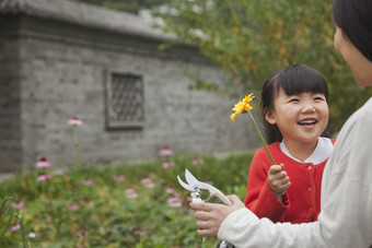 摘花的小女孩摄影图