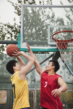 青年男人打篮球摄影图