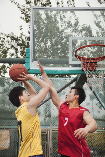 青年男人打<strong>篮球</strong>摄影图
