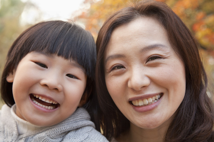 母女妈妈女儿儿童小孩户外微笑牙齿洁白的