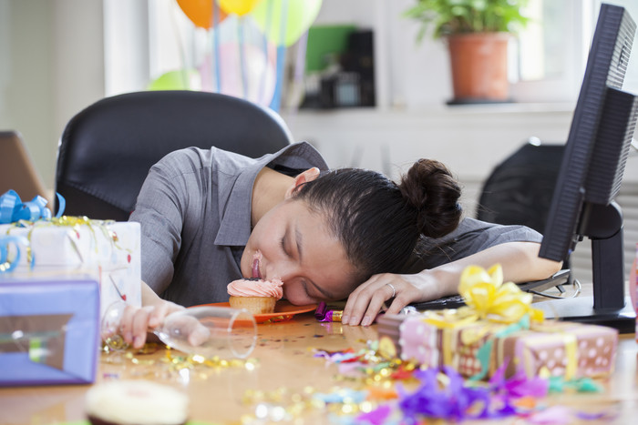 生日派对气球庆生生日女人礼物趴着睡觉摄影