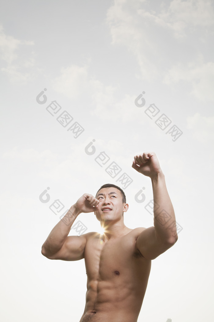男子男人健壮的肌肉发达挥拳阳光腹肌