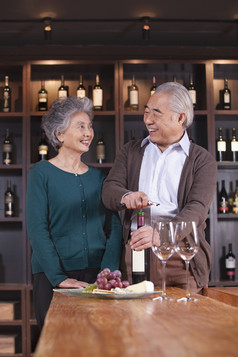 两个老年人爷爷奶奶开红酒开心庆祝