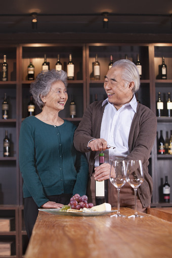 两个老年人爷爷奶奶开红酒开心庆祝