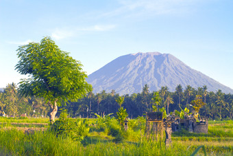 旅游<strong>度假</strong>游玩风景照高山绿草古建筑图片