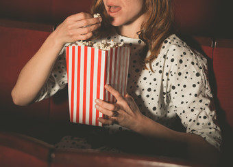 吃爆米花看电影的女人