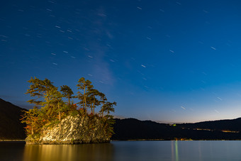 夜晚水面上的小岛