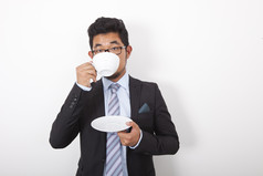 灰色调喝咖啡的职员摄影图
