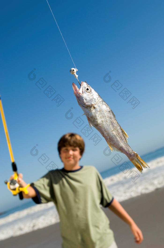 蓝色调钓鱼的男孩摄影图