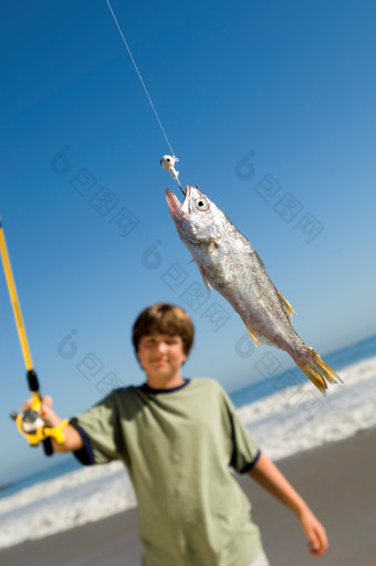 蓝色调钓鱼的男孩摄影图