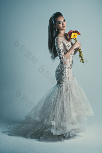 深色调穿上婚纱的女孩摄影图