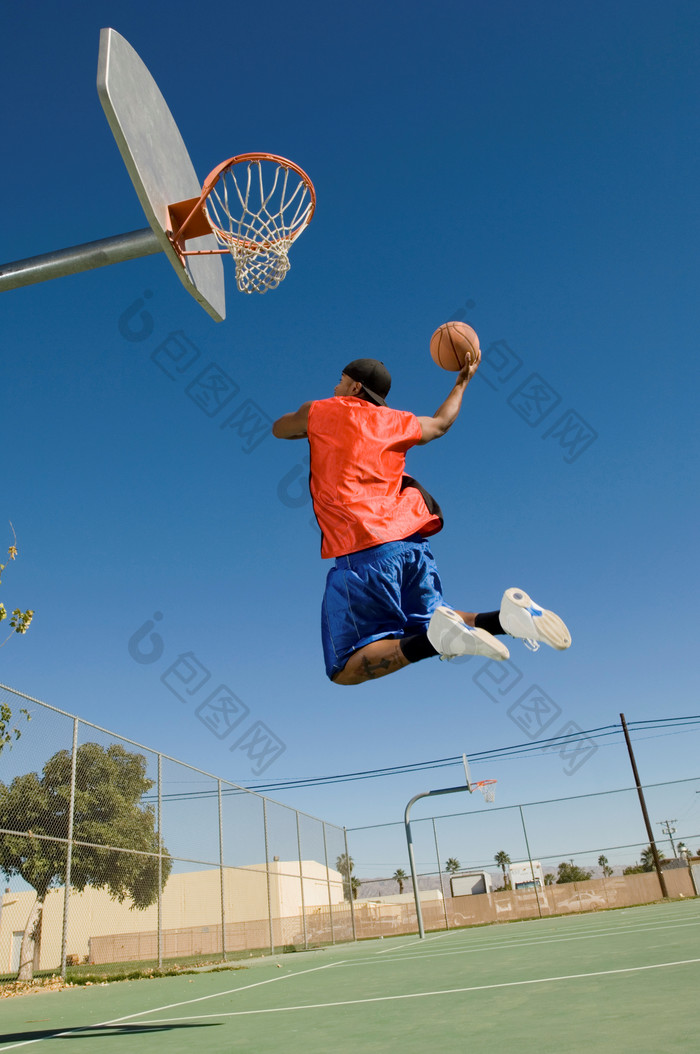 篮球灌篮的男孩摄影图