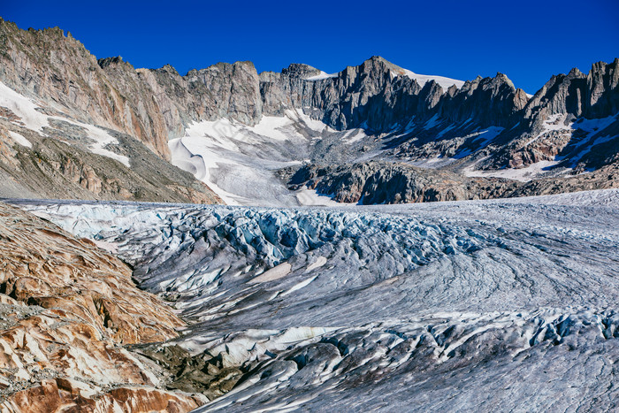冬季岩石山峰摄影图
