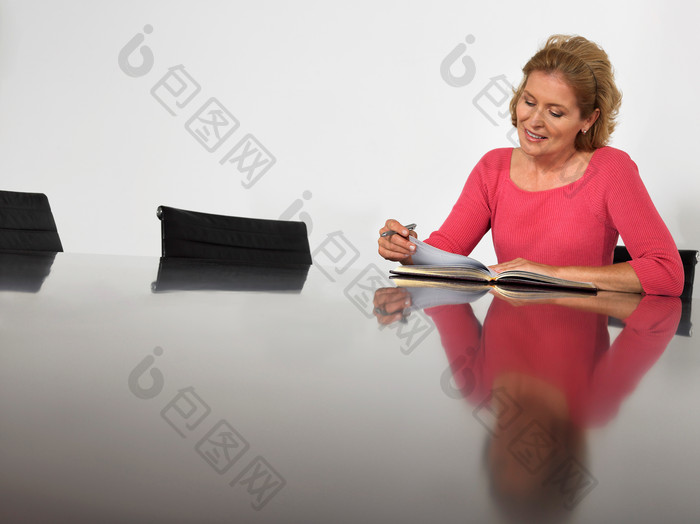 会议室看文件的女人