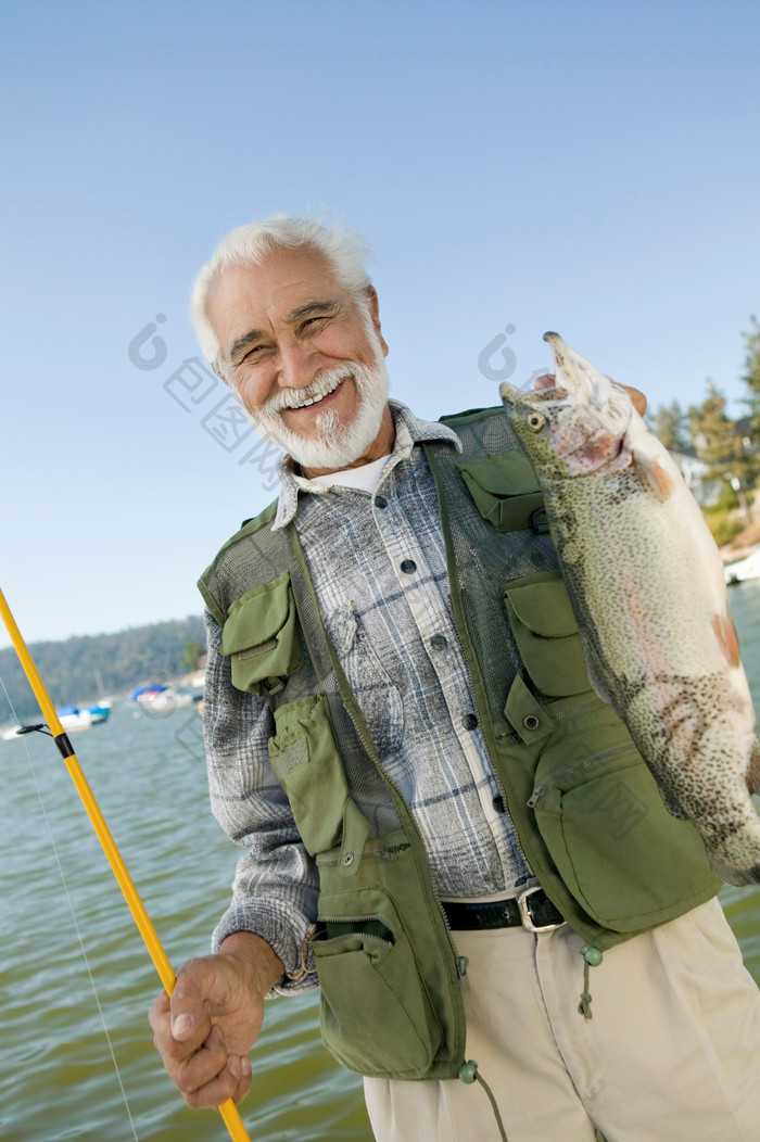 拿着鱼的绿衣老人素材