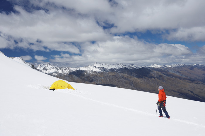 男人徒步旅行攀爬雪山