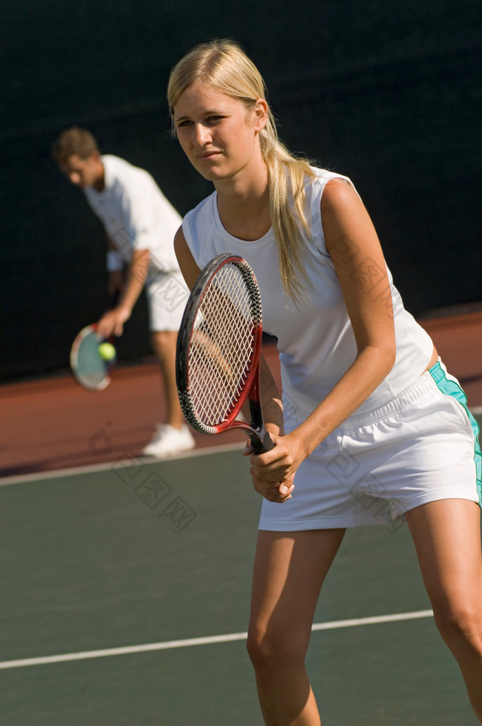 拿网球球拍的女运动员