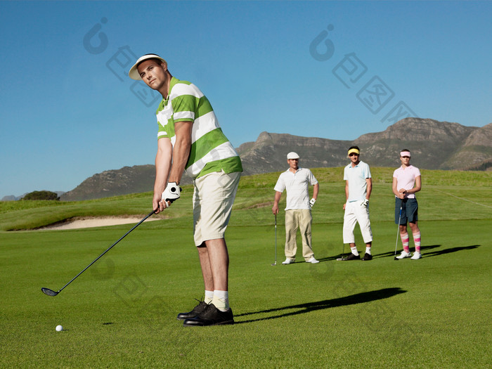 清新风玩高尔夫的人们摄影图