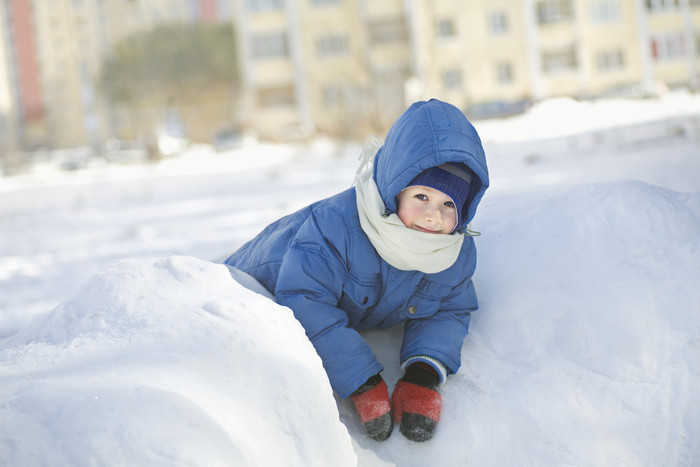 白色雪地上的儿童素材