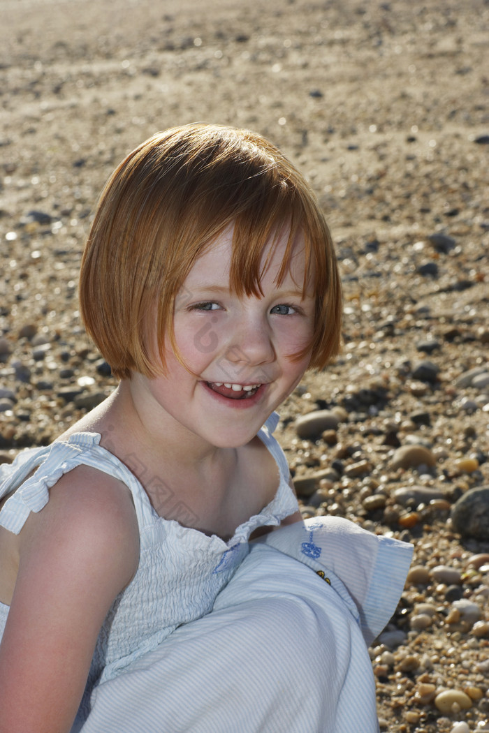 沙滩上的短发小女孩