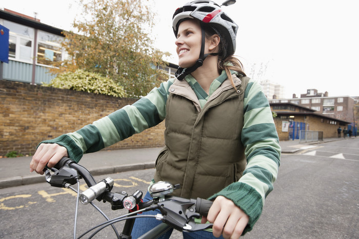 骑自行车戴头盔的女人摄影图