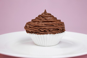 盘子里的巧克力甜品摄影图