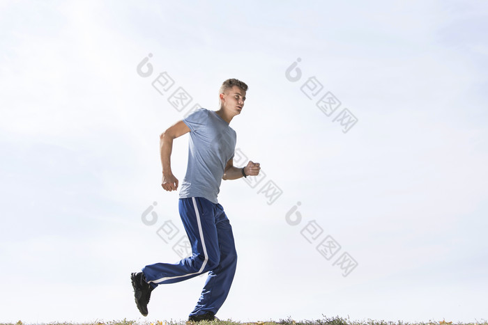 跑步运动的男孩摄影图