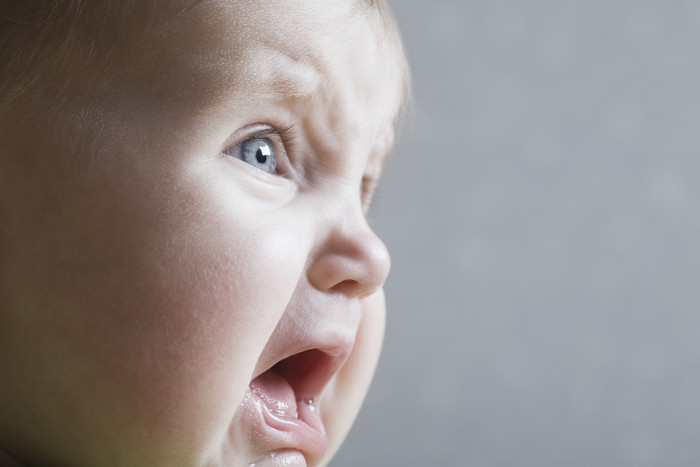 哭闹的小婴儿摄影图
