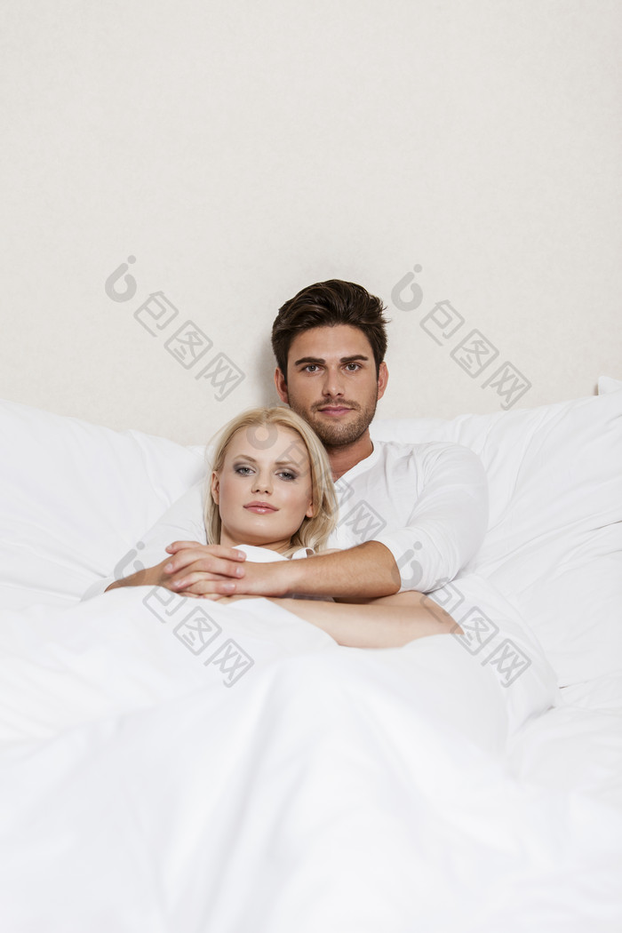 床上睡觉拥抱的夫妻