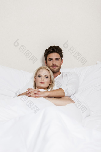 床上睡觉拥抱的夫妻