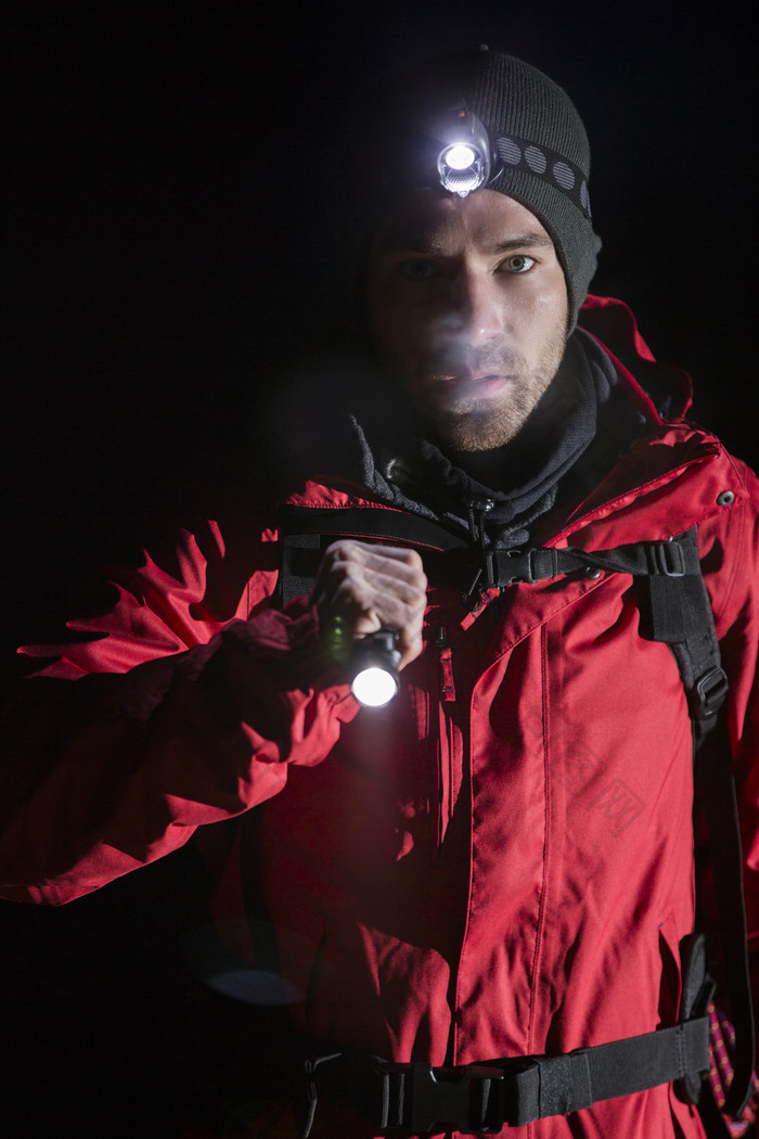 暗色调夜间的登山者摄影图