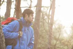 暗色调男性登山者摄影图