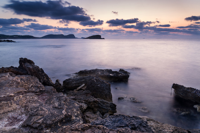 平静海面海边的岩石