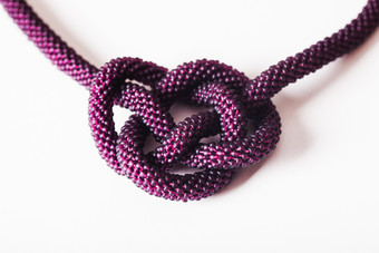 紫色打结的绳子摄影图