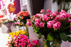 花店里的鲜花花束摄影图