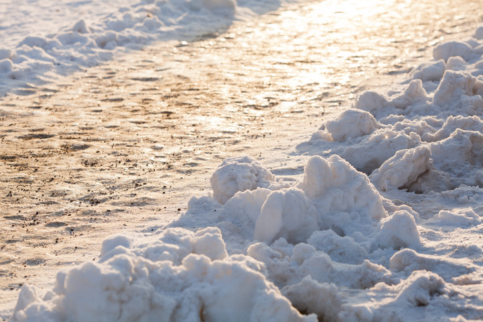 被积雪覆盖的道路