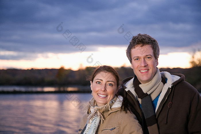 暗色调在水边的夫妇摄影图