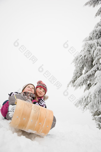 灰色调玩雪的孩子们摄影图