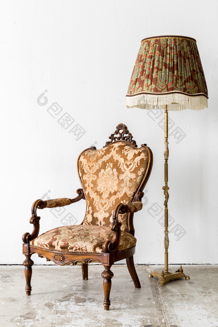 简约欧式椅子台灯摄影图