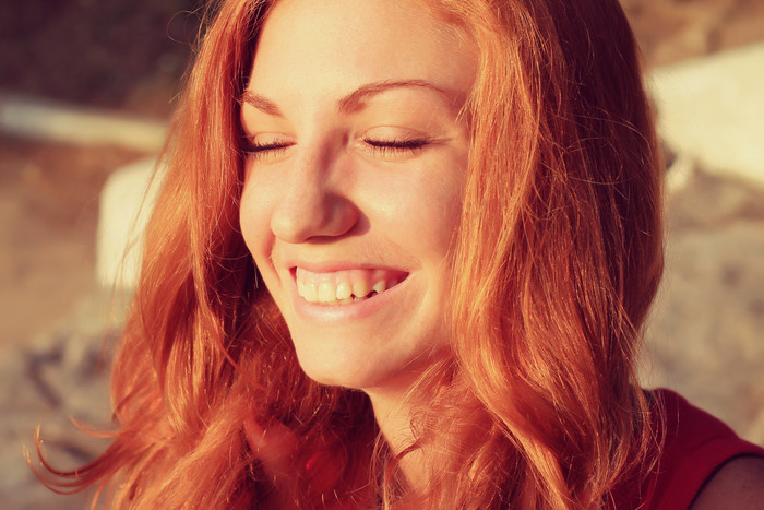 红发美女阳光下闭眼微笑