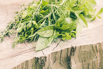 木板上的绿菜青菜