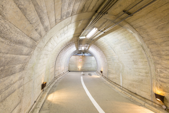 弧形隧道道路摄影图