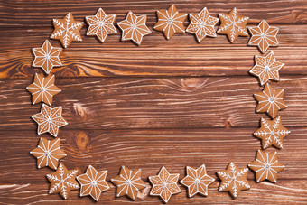 棕色木桌上的雪花饼干图片