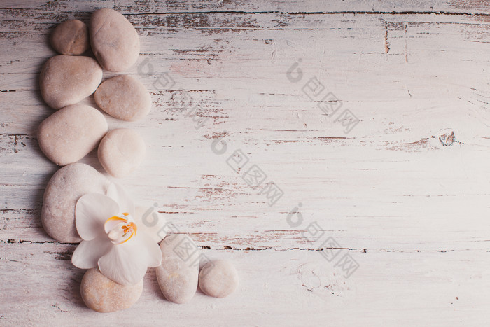 桌子上的白色卵石和花朵