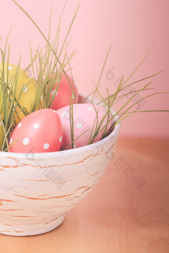 粉色调碗中彩蛋摄影图