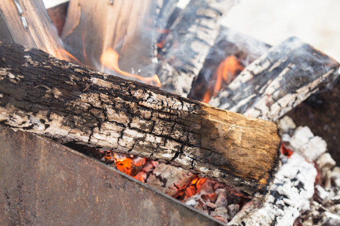 燃烧的木柴柴火摄影图