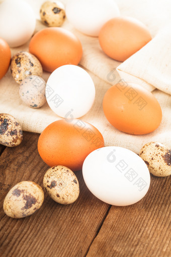 土鸡蛋和<strong>鹌鹑</strong>蛋摄影图